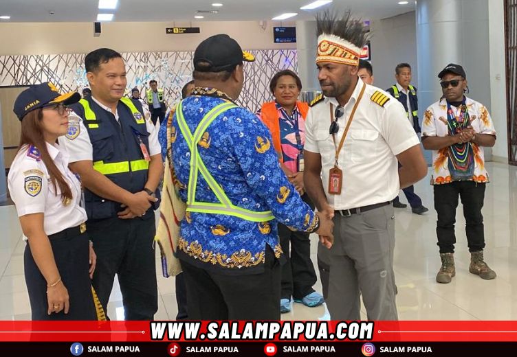Pemberian mahkota oleh Asisten Bidang Ekonomi dan Pembangunan Frans Kambu kepada pilot pesawat PAC-750 XL Registrasi PK-SNU, Capt Edu Mecky (salampapua.com/Evita)