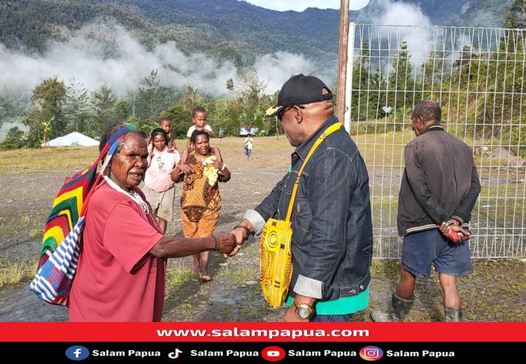 Ketua DPRD Mimika Anton Bukaleng disambut perwakilan perempuan di kampung Angogin Tembagapura (salampapua.com/Acik)