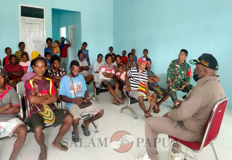 Ketua DPRD Mimika Anton Bukaleng saat menyampaikan sambutannya di hadapan masyarakat Agimuga (Foto:salampapua.com/Acik)