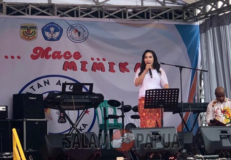 Kepala Sekolah SD Koperapoka, Margarita Abraham saat menyampaikan sambutan (Foto:salampapua.com/Evita)