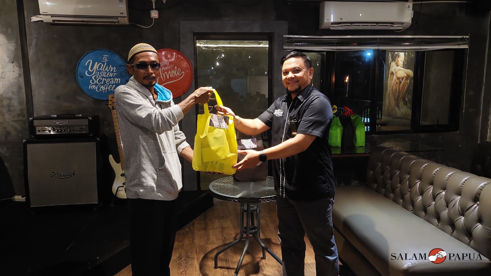 Pemberian bingkisan kepada karyawan anak perusahaan Amiete Papua Group yang beragama Islam (Foto:salampapua.com/JR)