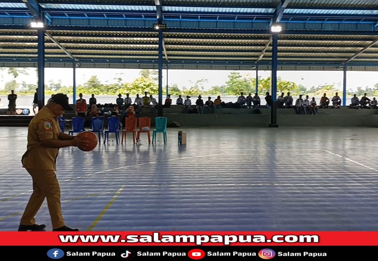 Kepala Dinas Pariwisata, Kebudayaan, Pemuda dan Olahraga Mimika, Yopi Toisuta melempar bola sebagai tanda dimulainya pertandingan Basketball (salampapua.com/Acik)