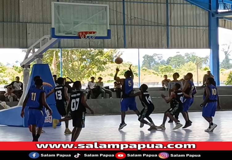Tim SMK Hermon dan SMK Negeri 1 saat bertanding (salampapua.com/Acik)