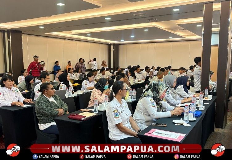 Suasana pendampingan perhitungan rencana pemenuhan tenaga kesehatan di lingkup Dinkes Mimika (salampapua.com/Evita)