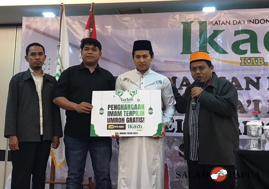 Penyerahan penghargaan Imam terpilih umroh gratis (Foto:salampapua.com/Evita)
