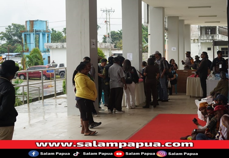 Masyarakat yang hadir mengantarkan Paslon dukungannya (salampapua.com/Abeth)