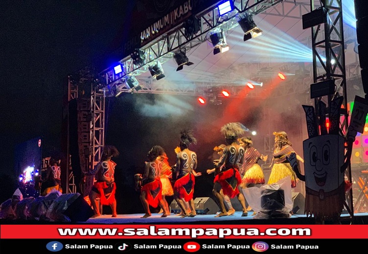 Persembahan tari-tarian Nusantara menggunakan pakaian adat Papua (salampapua.com/Evita)