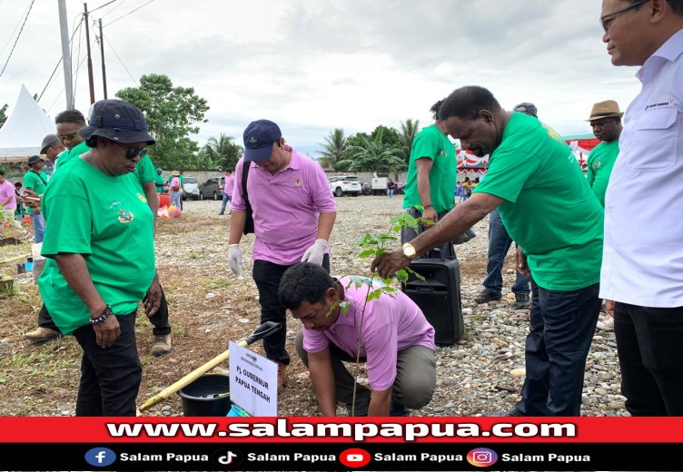 Perwakilan dari Pemprov Papua Tengah saat menanam pohon (salampapua.com/Evita)