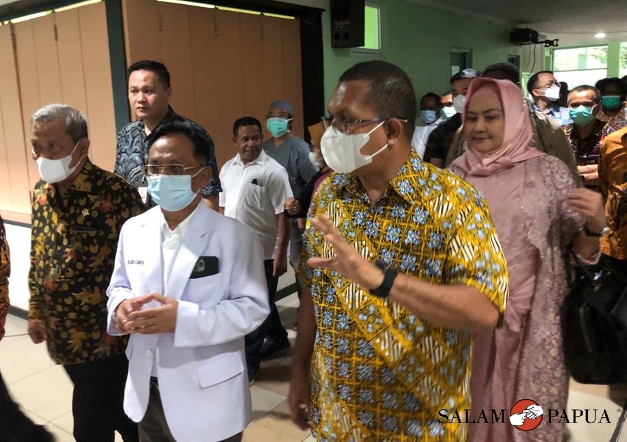 Rombongan anggota Komisi IX DPR RI menuju bangsal di RSMM Timika (Foto:salampapua.com/Evita)