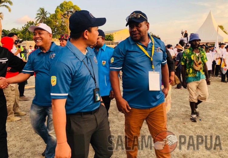 Ketua Harian sekaligus Sekretaris Umum KONI Kabupaten Mimika Simon Kasamol usai pembukaan kegiatan (salampapua.com/Evita)