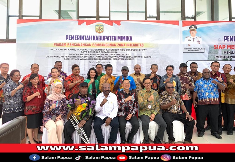 Foto bersama usai penandatanganan piagam pencanangan pembangunan Zona Integritas (salampapua.com/Evita)