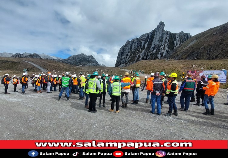Para peserta saat hendak melakukan penanaman pohon di kawasan bekas tambang terbuka (open pit) Grasberg PTFI pada ketinggian 4285 Mdpl, Tembagapura, Kabupaten Mimika, Provinsi Papua Tengah (salampapua.com/JR)
