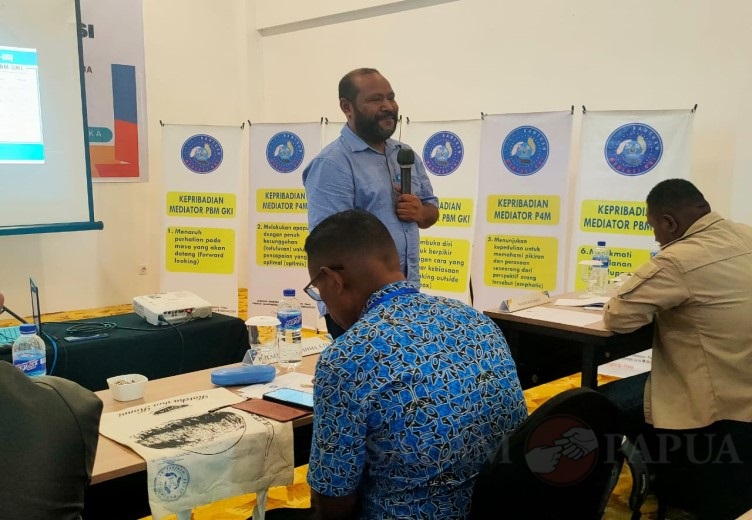 Direktur PBM-GKI Papua Pdt. Jake Merill Ibo,S.Th,M.Si saat menyampaikan meteri pada hari kedua pelaksanaan pelatihan (Foto:salampapua.com/Acik)