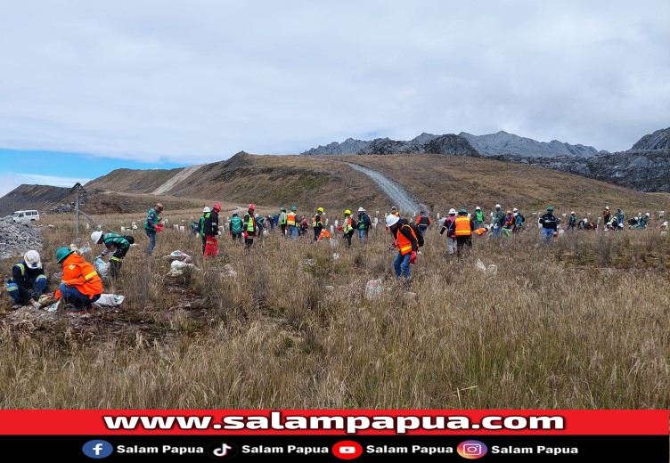 Para peserta saat melakukan penanaman pohon di kawasan bekas tambang terbuka (open pit) Grasberg PTFI pada ketinggian 4285 Mdpl, Tembagapura, Kabupaten Mimika, Provinsi Papua Tengah (salampapua.com/JR)