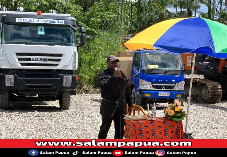 Tokoh Intelektual Mimika Dr. Leonardus Tumuka saat menyampaikan sambutan (salampapua.com/Evita)