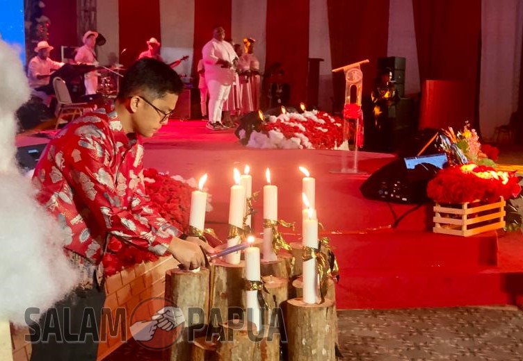 Ketua Panitia Natal 2023 PTFI area Lowland Oga Purba saat menyalakan lilin natal pada Ibadah Natal PTFI 2023 di area Lowland (salampapua.com/Evita)