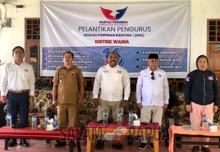 Ketua DPD Partai Perindo Kabupaten Mimika Maximus Tipagau, perwakilan dari Pemerintah dan Pengurus DPD Partai Perindo Kabupaten Mimika saat menyanyikan lagu Indonesia Raya (salampapua.com/Evita)