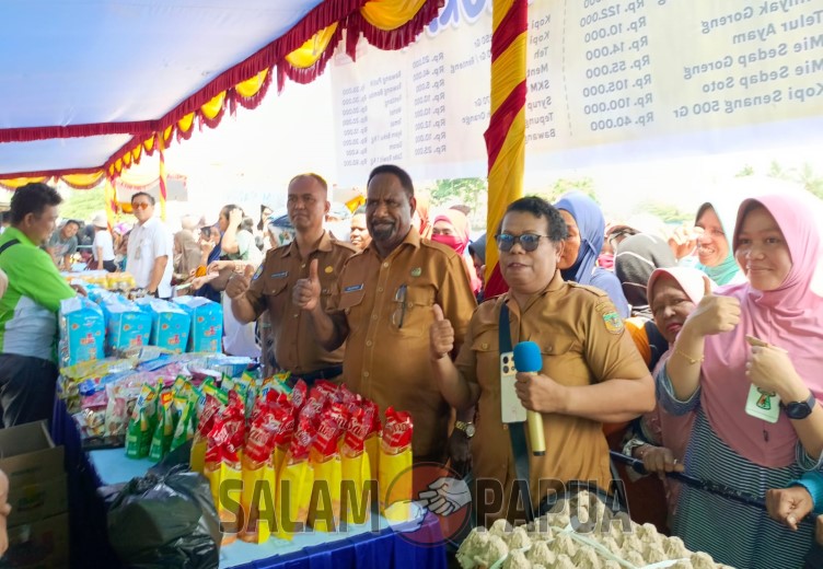 Asisten 2 Setda Mimika Willem Naa didampingi Kadisperindag Mimika Petrus Pali Amba dan Kepala Seksi Pengembangan Sarana Perdagangan Disperindag Mimika Ribka D Aibekob usai membuka pasar murah di Pasar SP2 Timik tanggal 23 Oktober 2023 (salampapua.com/Acik)