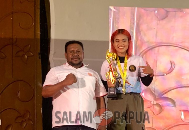Pemberian piala kepada atlet terbaik Muaythai oleh Sekum KONI Mimika Simon Kasamol (salampapua.com/Evita)