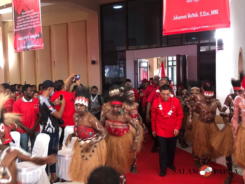Penyambutan Wasekjen DPP PDIP Bidang Internal Utut Adianto dan Ketua Bidang Kehormatan DPP PDIP Komarudin Watubun saat menghadiri Rakor (Foto:salampapua.com/Evita)