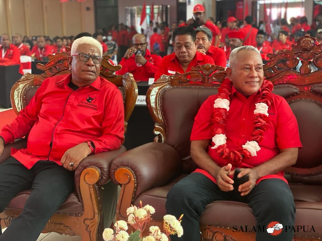 etua Bidang Kehormatan DPP PDIP Komarudin Watubun (kanan) dan Plt Bupati Mimika Johannes Rettob (kiri) (Foto:salampapua.com/Evita)