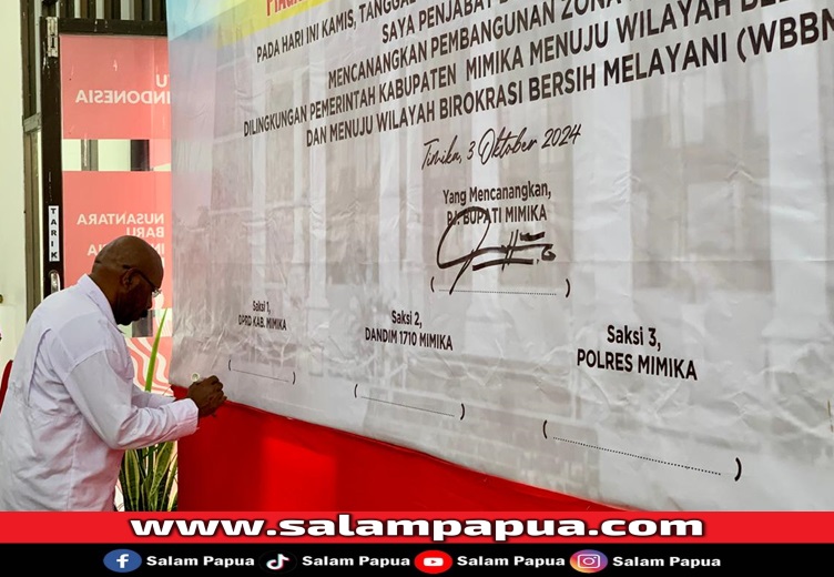 Ketua DPRD Mimika Anton Bukaleng sebagai saksi saat menandatangani piagam pencanangan pembangunan Zona Integritas (salampapua.com/Evita)