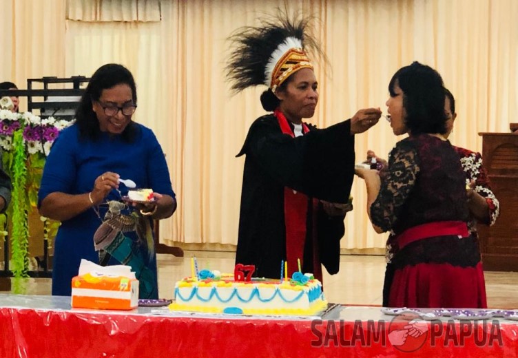 Pdt. Argin N. S. Reri,S.Si.Teol saat memberikan kue Ultah kepada salah satu majelis jemaat GKI Sola Gratia (salampapua.com/Evita)