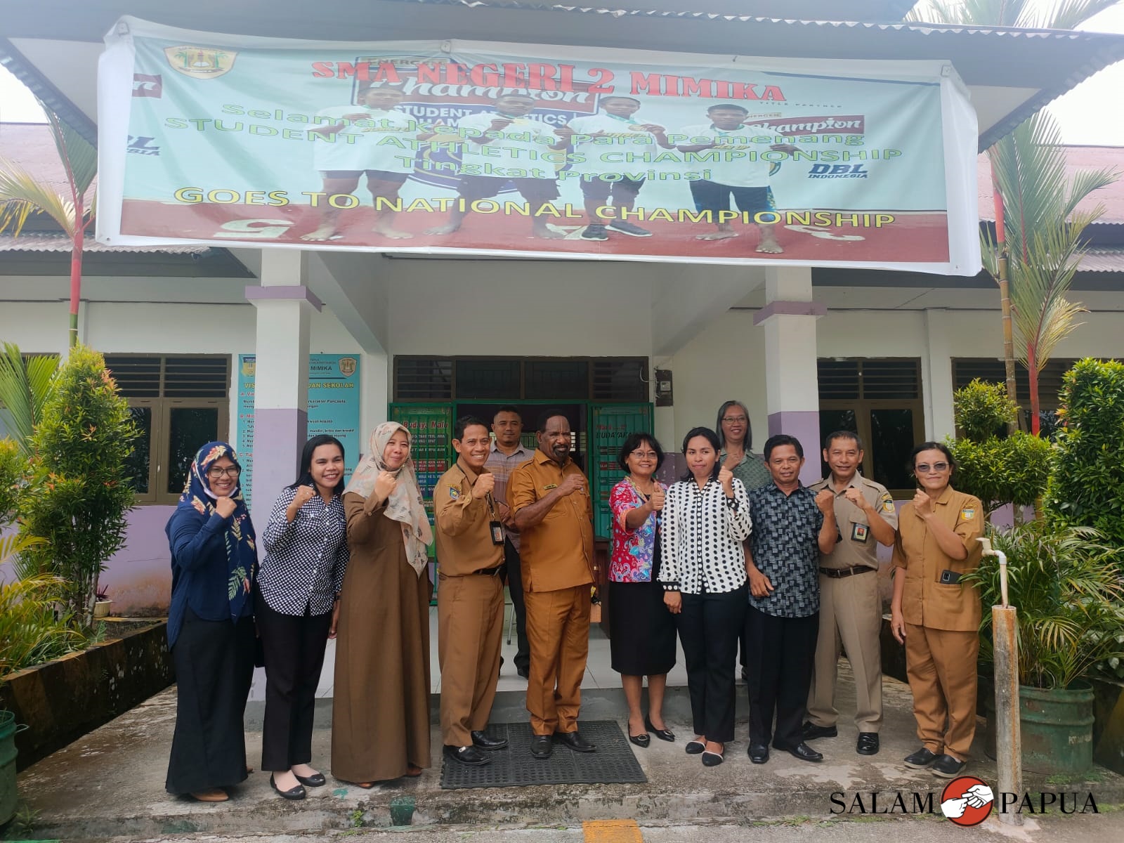 Kepala Dinas Pendidikan Mimika Willem Naa foto bersama guru dan pengawas Ujian Sekolah di SMAN 2 di Limau Asri, SP5 Timika (Foto:salampapua.com/Acik)