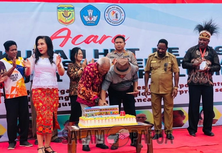 Pemotongan Kue Ulang Tahun ke-39 oleh mantan Kepala Sekolah SD koperapoka (Foto:salampapua.com/Evita)
