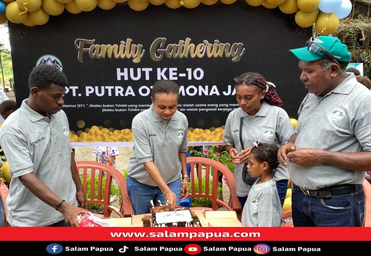 Pemotongan kue HUT ke-10 PT. Putra Otomona Jaya oleh Direktur PT. Putra Otomona Jaya Gregorius Okoare bersama istri Lepina Kondologit dan anak-anak (salampapua.com/Evita)