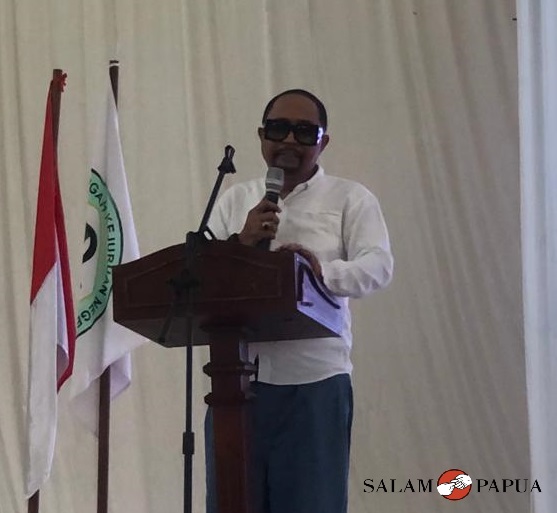 Ketua Komite SMKN 3 Mimika Jhon Ade Matulessi saat menyampaikan sambutan (Foto:salampapua.com/Evita)