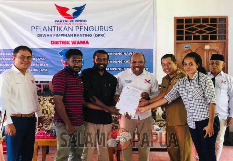 Pemberian SK Pengurus oleh Ketua DPD Partai Perindo Kabupaten Mimika Maximus Tipagau kepada Dewan Pimpinan Ranting Kamoro Jaya (salampapua.com/Evita)