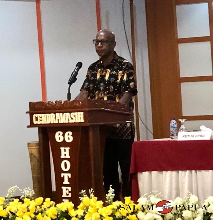 Pembacaan sambutan Plt Bupati Mimika Johannes Rettob,S.Sos,M.M oleh Asisten I Bidang Pemerintahan dan Kesejahteraan Rakyat Setda Mimika Paulus Dumais pada pembukaan Forum Perangkat Daerah (Foto:salampapua.com/Evita)