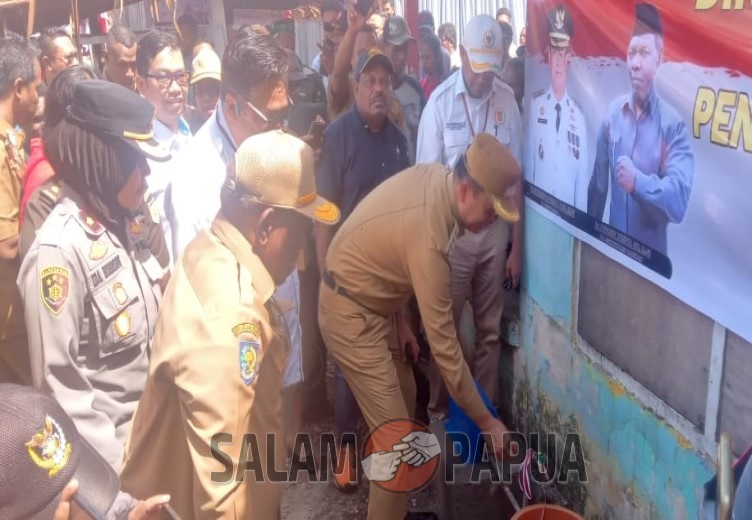 Pj Bupati Mimika Valentinus Sudarjanto Sumito didampingi Pj Sekda Petrus Yumte saat membuka keran tanda dimulainya Pencanangan Penyaluran Air Bersih di Timika (Foto:salampapua.com/Acik)