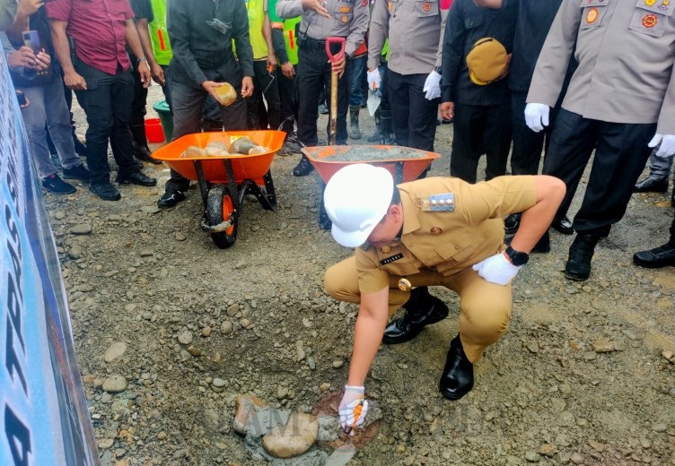 Pj Bupati Mimika Valentinus Sudarjanto Sumito saat turut meletakan batu permata pembangunan gedung Satpas SIM Polres Mimika (Foto:salampapua.com/Acik)