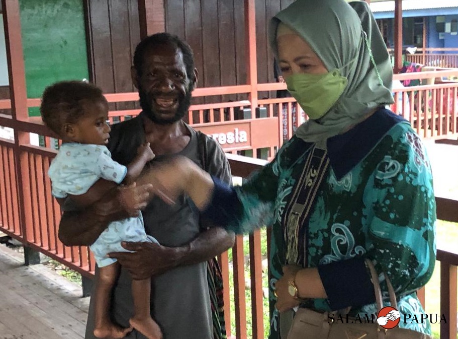 Anggota Dewan Pengawasan BPJS Pusat Iftida Yasar saat menemui keluarga pasien di RSMM Timika (Foto:salampapua.com/Evita)