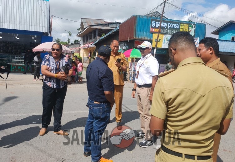 Kepala Dinas PUPR Mimika Dominggus Robert H. M. Mayaut menyambut perwakilan manajemen PT Freeport Indonesia yang hadir (Foto:salampapua com/Acik)