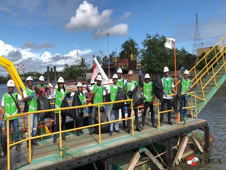 Usai pembersihan lingkungan di area darat Portsite Mimika (Foto:salampapua.com/Evita)