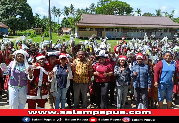 Foto bersama usai menerima bingkisan natal ceria (salampapua.com/Acik)