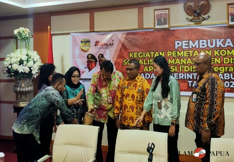 Asisten III Bidang Administrasi Umum Setda Mimika, Hendritte Tandiono bersama para pemateri manubuh tifa dalam membuka kegiatan (Foto:salampapua.com/Acik)