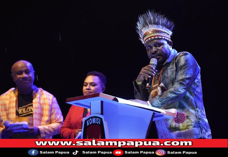 Ketua KPU Kabupaten Mimika Dete Abugau saat menyampaikan sambutan (salampapua.com/Evita)
