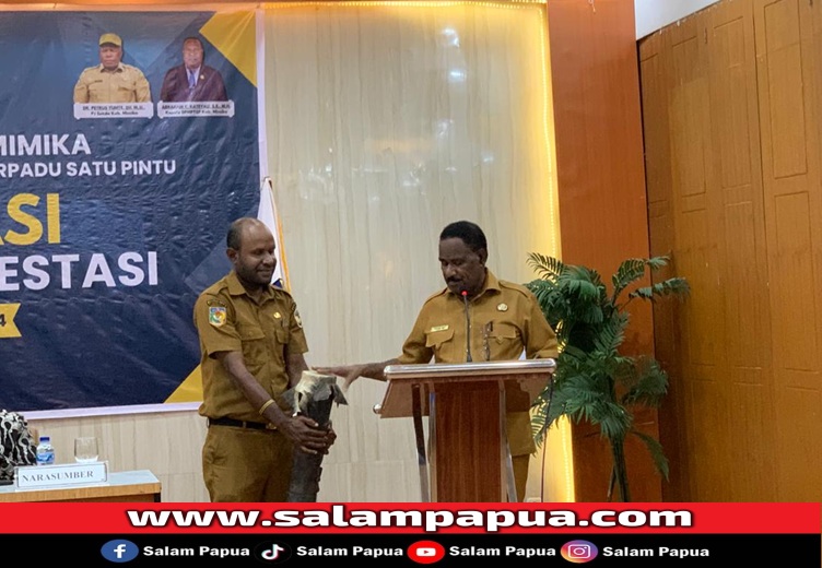 Asisten II Bidang Perekonomian dan Pembangunan Setda Mimika Willem Naa mewakili Pj Bupati Mimika Valentinus Sudarjanto Sumito saat membuka kegiatan (salampapua.com/Evita)