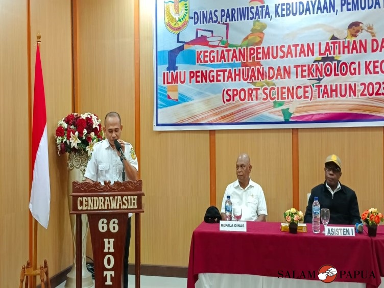Ketua Panitia Pelaksana, Arpanto Patandianan saat menyampaikan laporan panitia (Foto:salampapua.com/Acik)