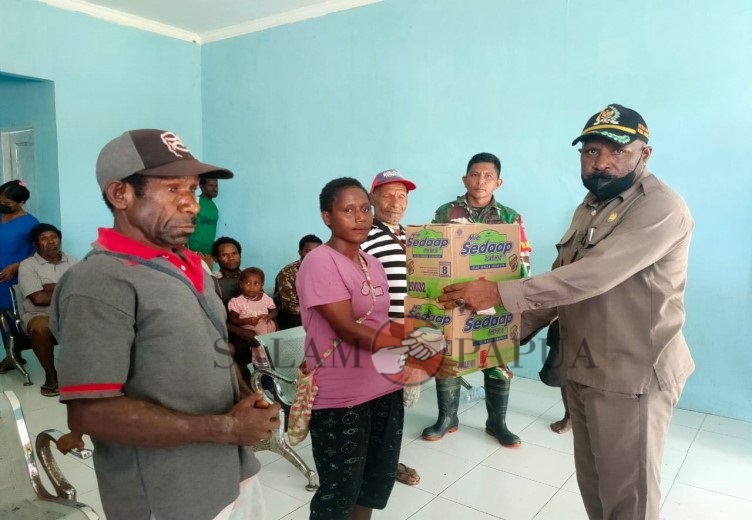 Penyerahan bantuan kepada perwakilan Ibu-Ibu (Foto:salampapua.com/Acik)