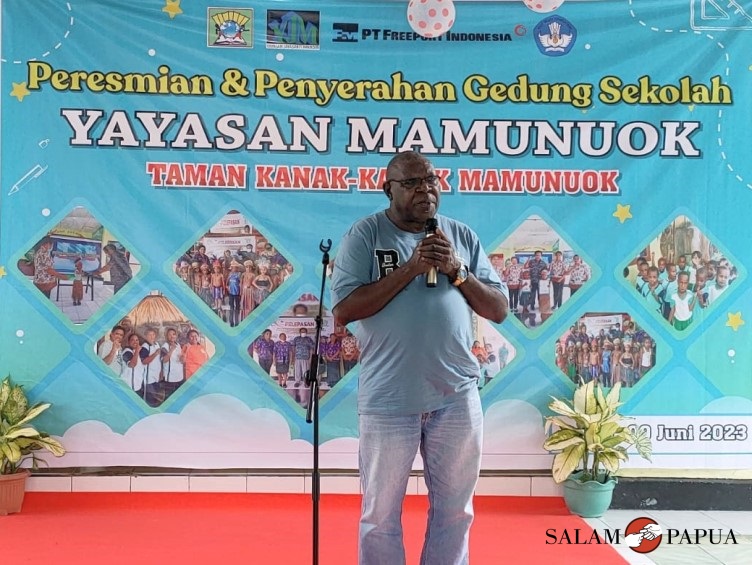 Sekretaris Dinas Pendidikan Mimika, Fransiskus Bokeyau saat menyampaikan sambutannya  (Foto:salampapua.com/Acik&Abeth)