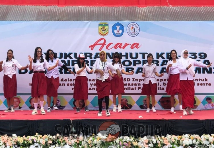 Nyanyian oleh guru-guru SD Koperapoka (Foto:salampapua.com/Evita)