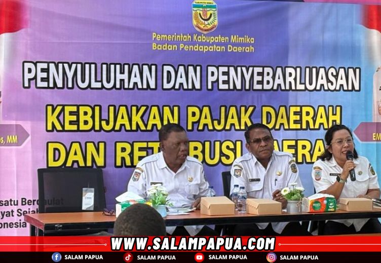 Moderator dan pemateri pada kegiatan penyuluhan dan penyebarluasan kebijakan pajak dan retribusi daerah di Distrik Mimika Timur (salampapua.com/Evita)