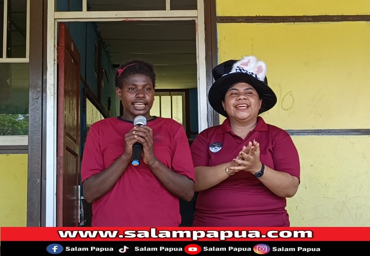 Salah satu murid SD YPPK Manasari saat pandu teman-temannya bernyanyi bersama (salampapua.com/Acik)