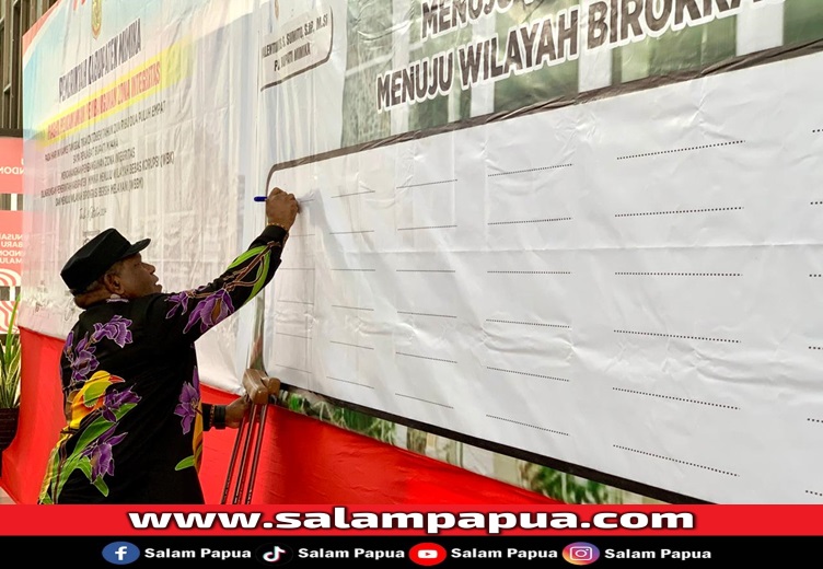 Pj Sekda Mimika Petrus Yumte saat menandatangani piagam pencanangan pembangunan Zona Integritas (salampapua.com/Evita)