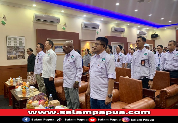 Seluruh peserta saat menyanyikan lagu Indonesia Raya di awal kegiatan (salampapua.com/Evita)